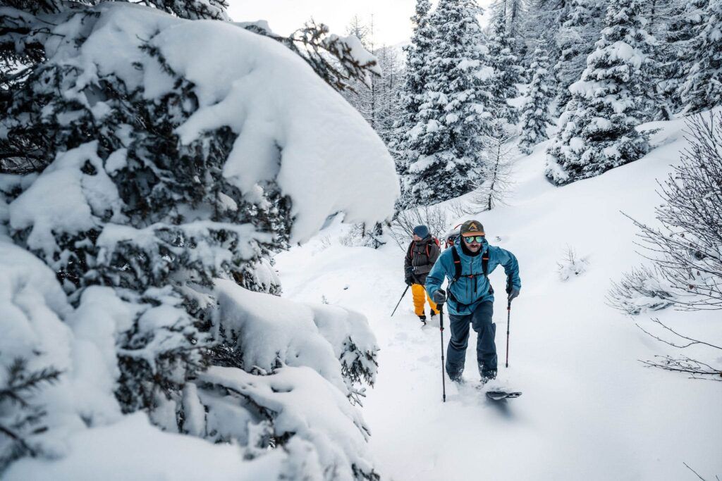 Splitboard divisa in due durante una risalita con le pelli