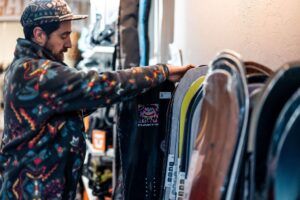 Tavole da snowboard esposte nel negozio Boarder King a Daolasa