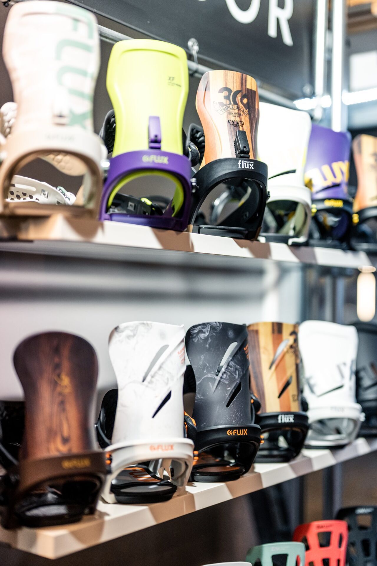 Attacchi da snowboard Flux esposti in negozio