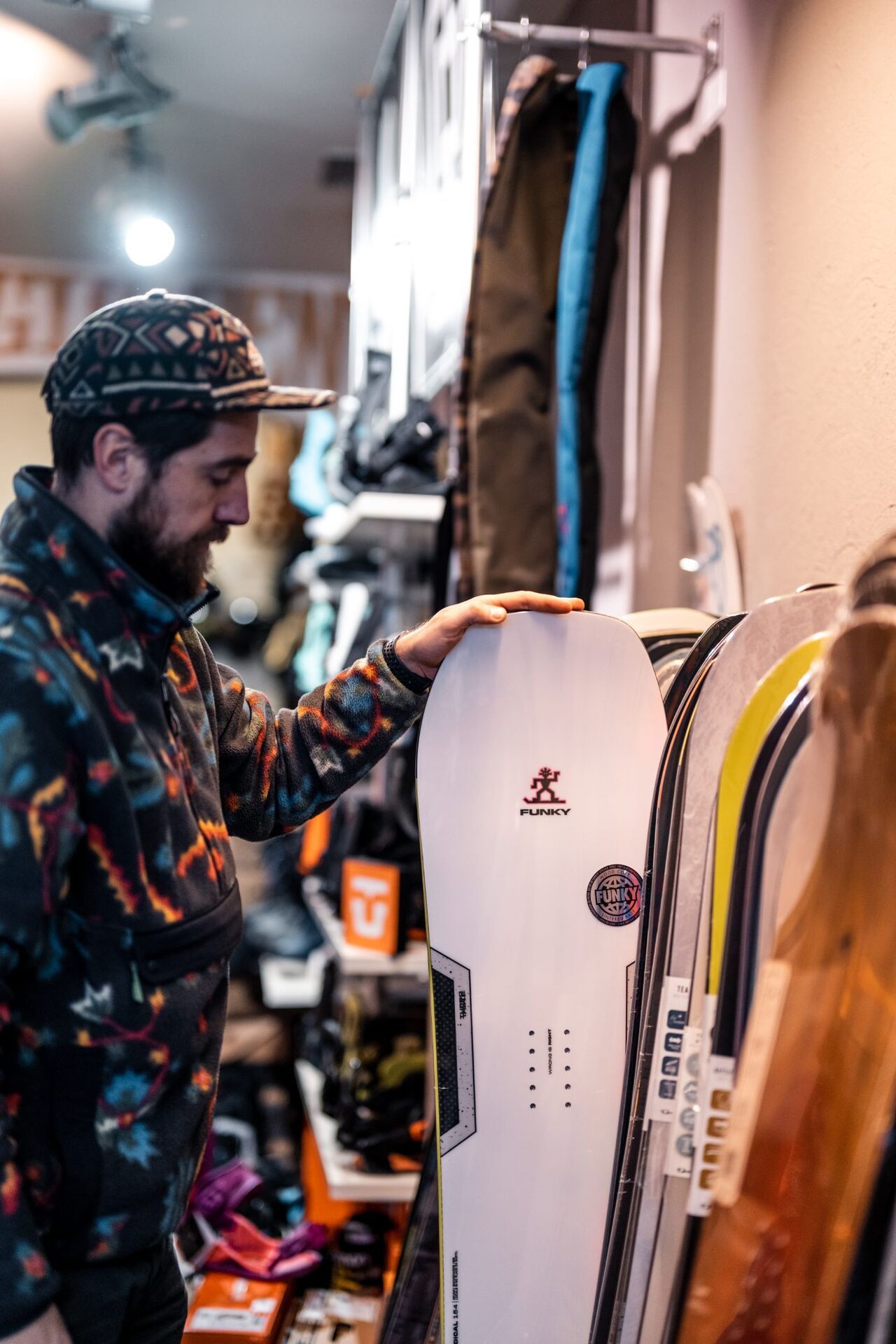 Vetrine con tavole da snowboard nel negozio Boarder King